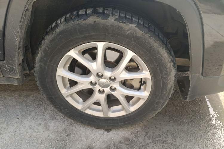 Used Jeep Cherokee 2016 2.4L Professional Smart Version Right Front Wheel Hub