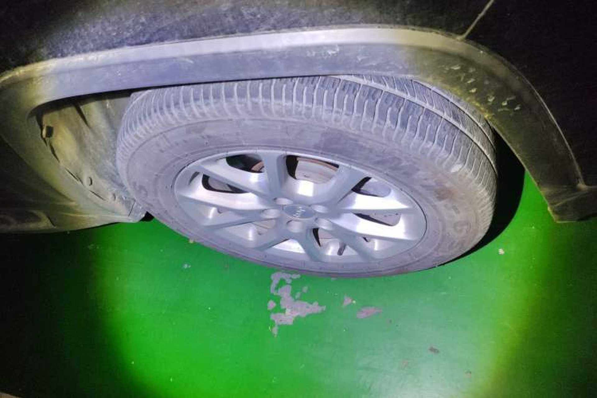 Used Jeep Cherokee 2016 2.0L Superior Edition Right Front Wheel Hub