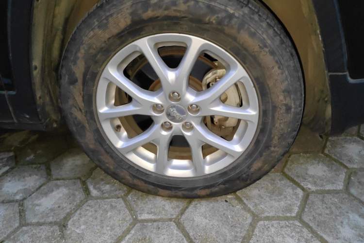 Used Jeep Cherokee 2016 2.4L Professional Smart Version Right Front Wheel Hub