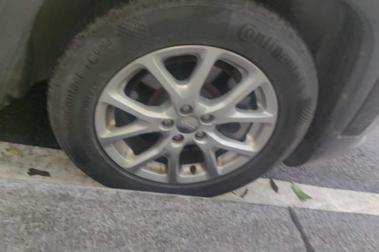Used Jeep Cherokee 2016 2.4L Leading Smart Version Right Front Wheel Hub