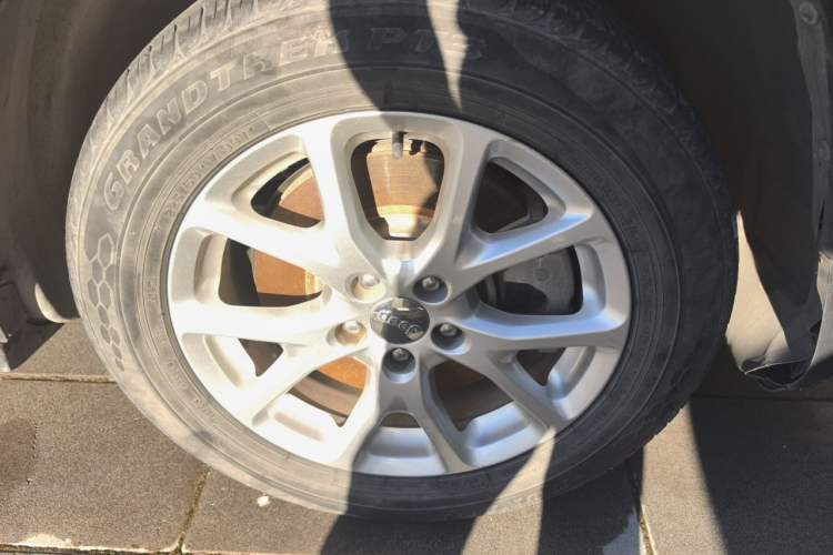 Used Jeep Cherokee 2016 2.0L Superior Edition Right Front Wheel Hub