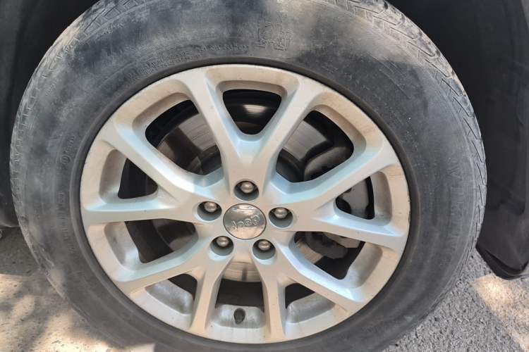 Used Jeep Cherokee 2016 2.0L Superior Edition Right Front Wheel Hub