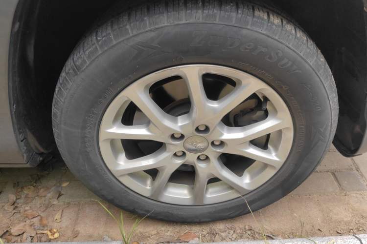Used Jeep Cherokee 2016 2.0L Superior Edition Right Front Wheel Hub