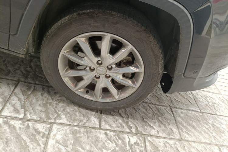 Used Jeep Cherokee 2016 2.4L Superior Edition Right Front Wheel Hub