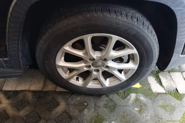 Used Jeep Cherokee 2016 2.4L Leading Edition Right Front Wheel Hub