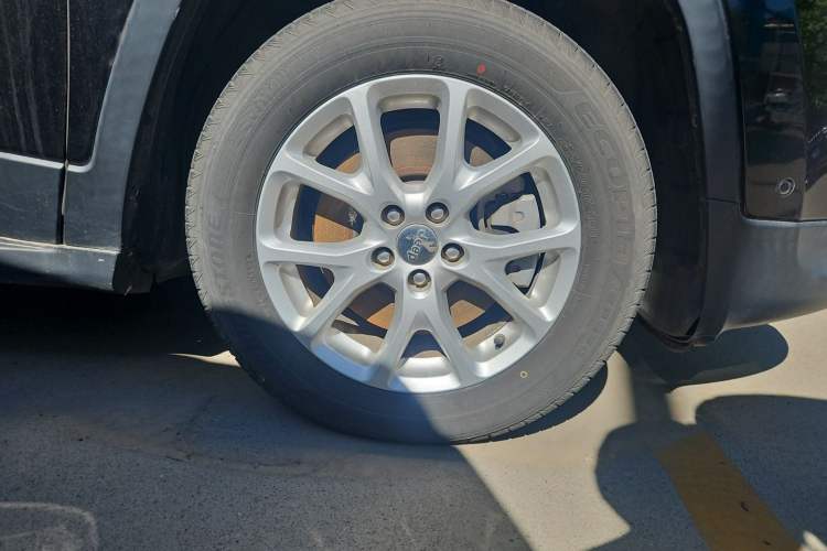 Used Jeep Cherokee 2016 2.0L Superior Edition Right Front Wheel Hub