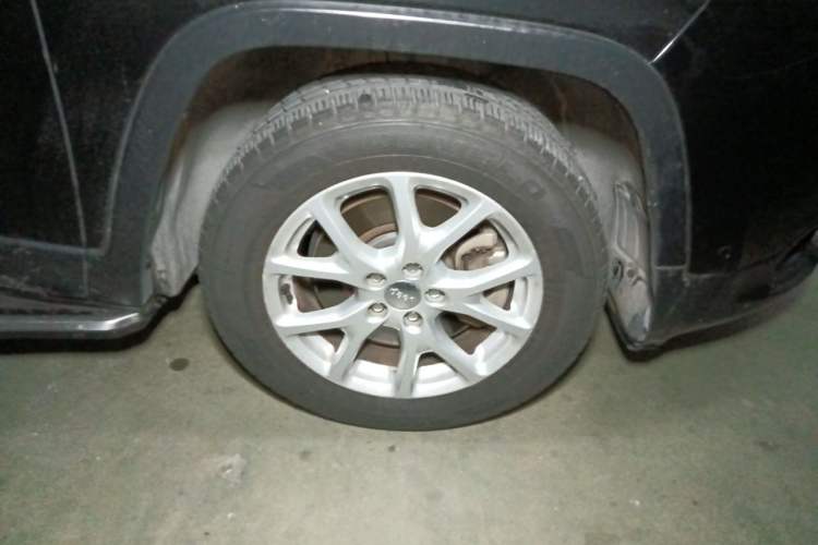 Used Jeep Cherokee 2016 2.4L Leading Smart Version Right Front Wheel Hub