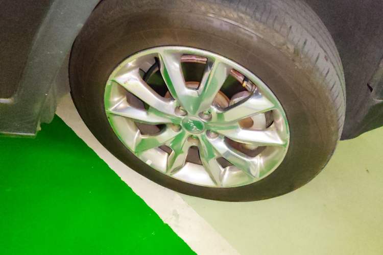 Used Jeep Cherokee 2016 2.4L Superior Edition Right Front Wheel Hub