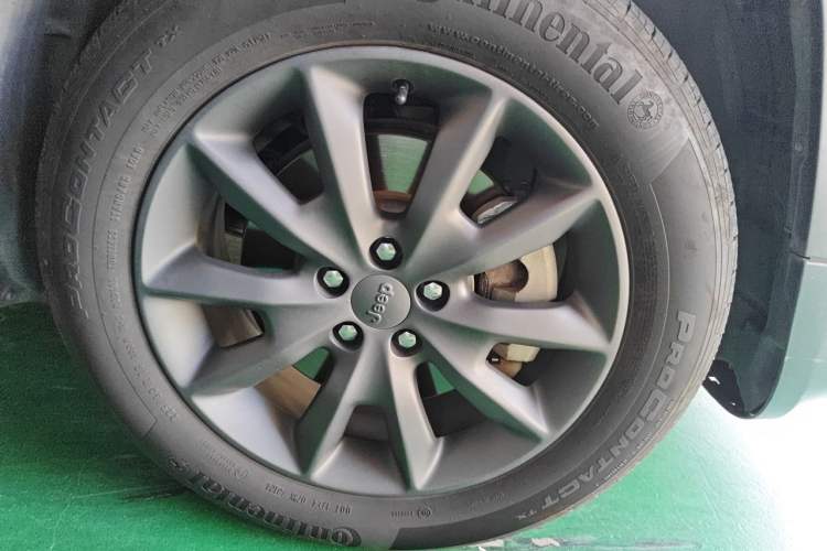 Used Jeep Cherokee 2016 2.4L Superior Edition Right Front Wheel Hub