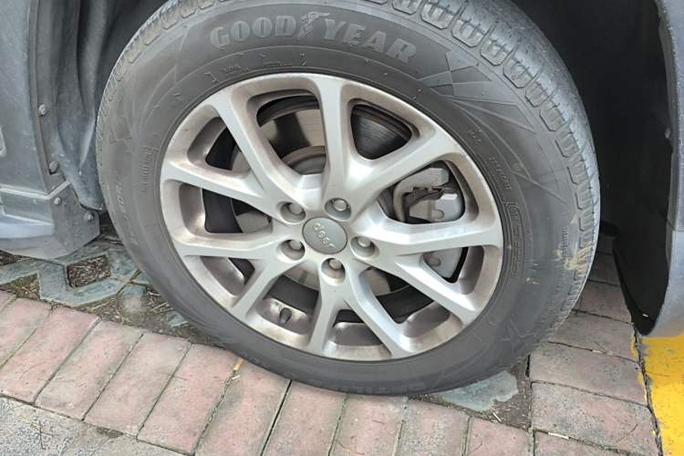 Used Jeep Cherokee 2016 2.4L Leading Smart Version Right Front Wheel Hub