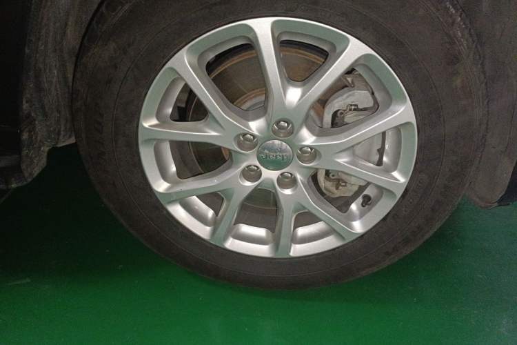 Used Jeep Cherokee 2016 2.4L Professional Edition Right Front Wheel Hub