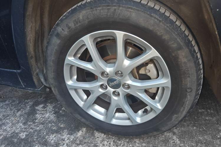 Used Jeep Cherokee 2016 2.4L Leading Edition Right Front Wheel Hub