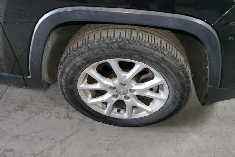 Used Jeep Cherokee 2016 2.4L Leading Edition Right Front Wheel Hub