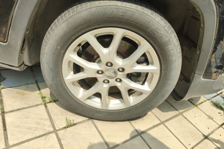 Used Jeep Cherokee 2016 2.0L Superior Edition Right Front Wheel Hub
