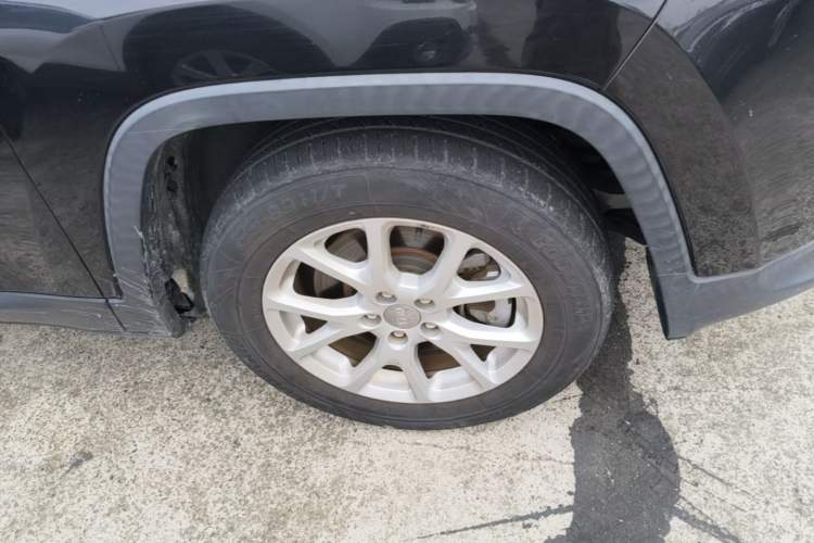 Used Jeep Cherokee 2016 2.0L Superior Edition Right Front Wheel Hub