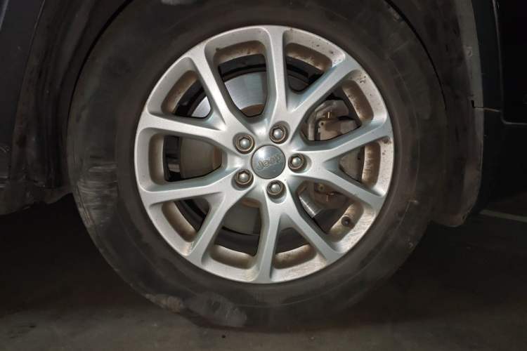 Used Jeep Cherokee 2016 2.4L Professional Smart Version Right Front Wheel Hub