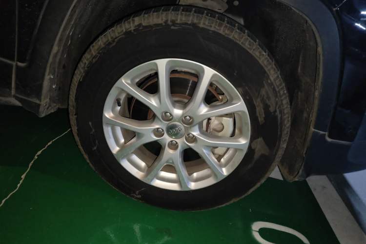 Used Jeep Cherokee 2016 2.4L Professional Edition Right Front Wheel Hub