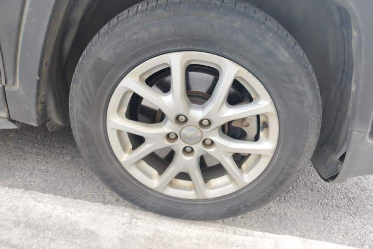 Used Jeep Cherokee 2016 2.0L Superior Edition Right Front Wheel Hub
