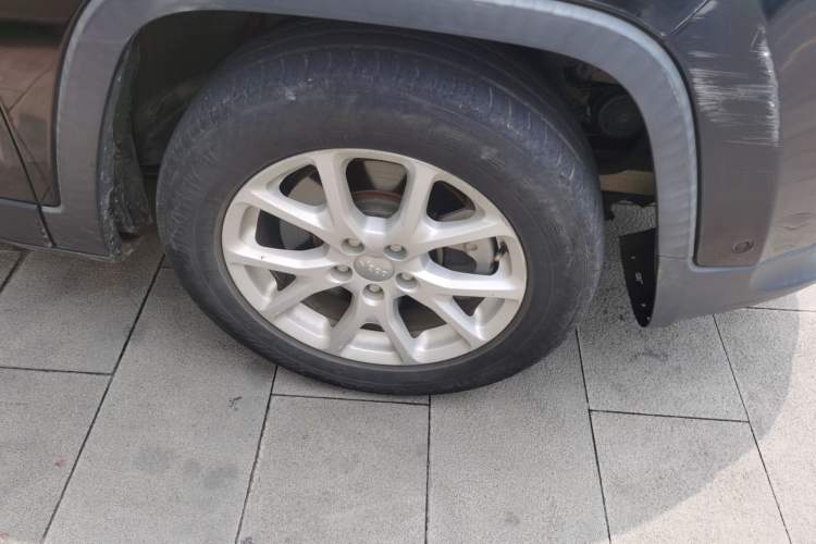 Used Jeep Cherokee 2016 2.0L Superior Edition Right Front Wheel Hub