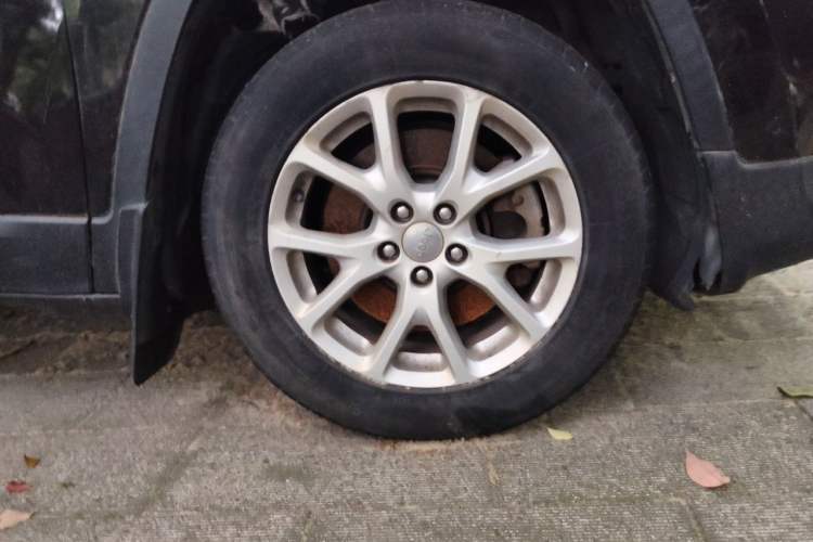 Used Jeep Cherokee 2016 2.0L Superior Edition Right Front Wheel Hub