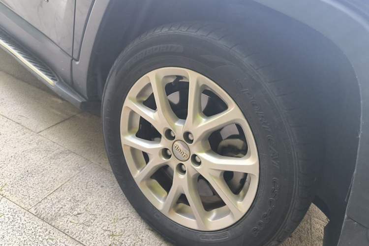 Used Jeep Cherokee 2016 2.0L Superior Edition Right Front Wheel Hub