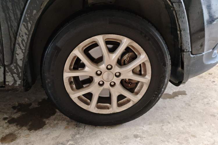 Used Jeep Cherokee 2016 2.4L Professional Smart Version Right Front Wheel Hub