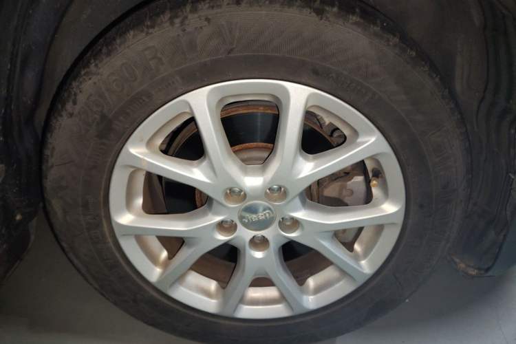 Used Jeep Cherokee 2016 2.4L Leading Edition Right Front Wheel Hub
