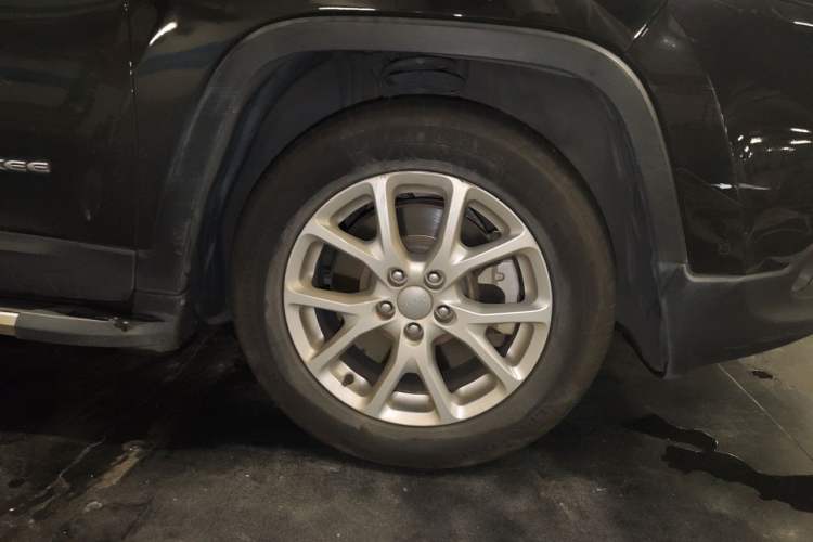 Used Jeep Cherokee 2016 2.4L Leading Edition Right Front Wheel Hub