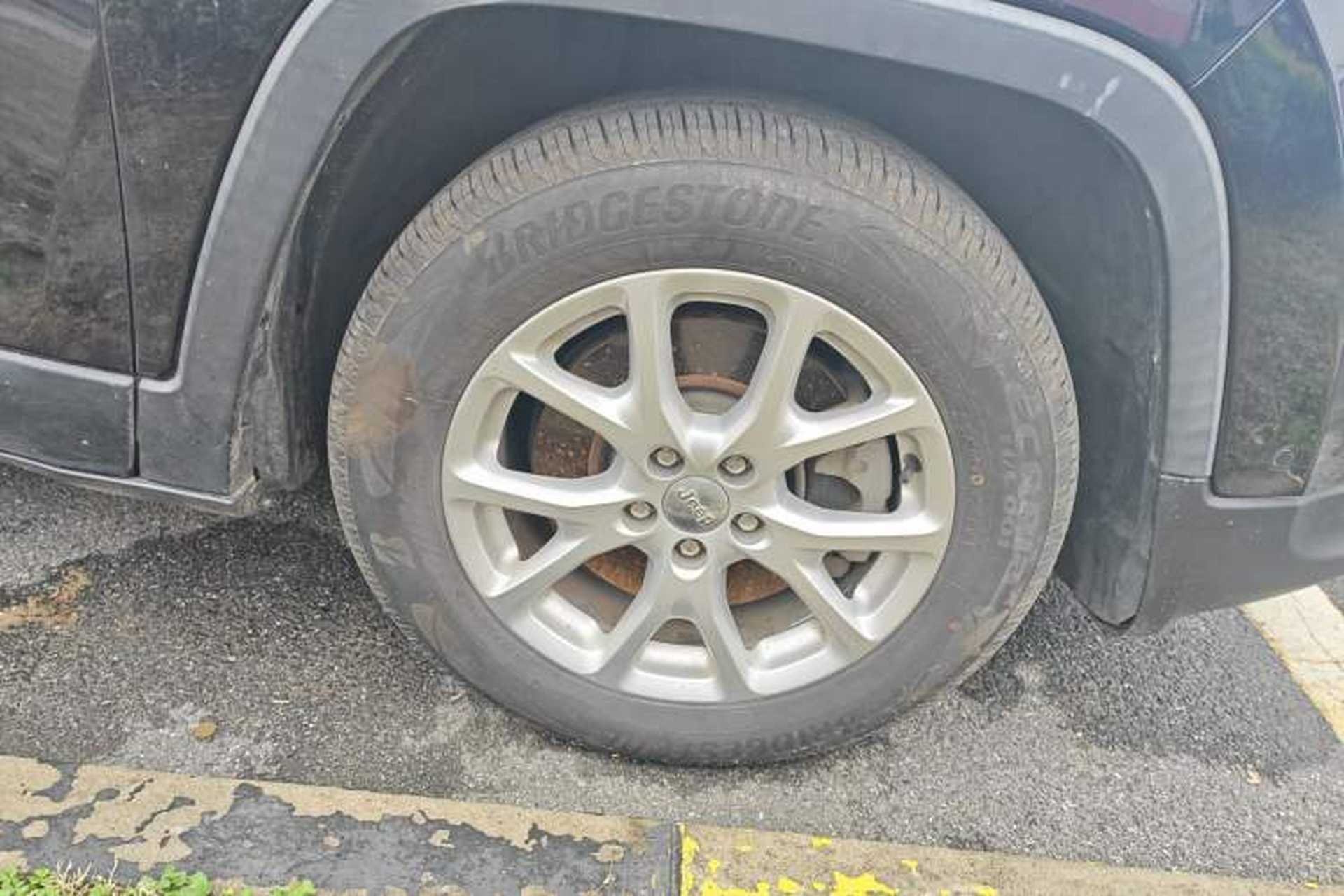 Used Jeep Cherokee 2016 2.0L Superior Edition Right Front Wheel Hub