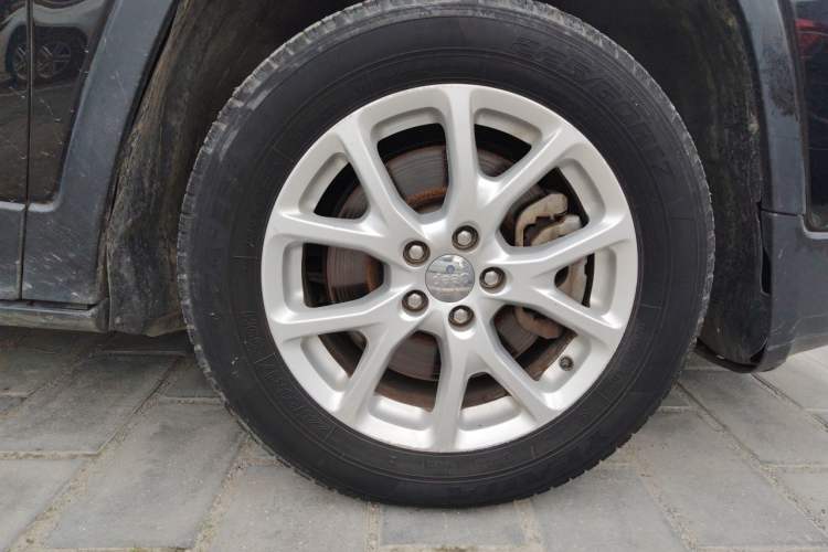 Used Jeep Cherokee 2016 2.4L Leading Smart Version Right Front Wheel Hub