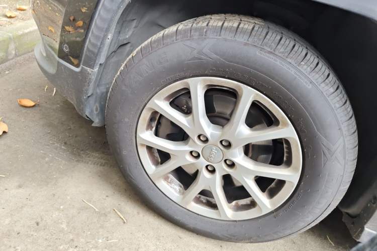 Used Jeep Cherokee 2016 2.4L Professional Edition Right Front Wheel Hub