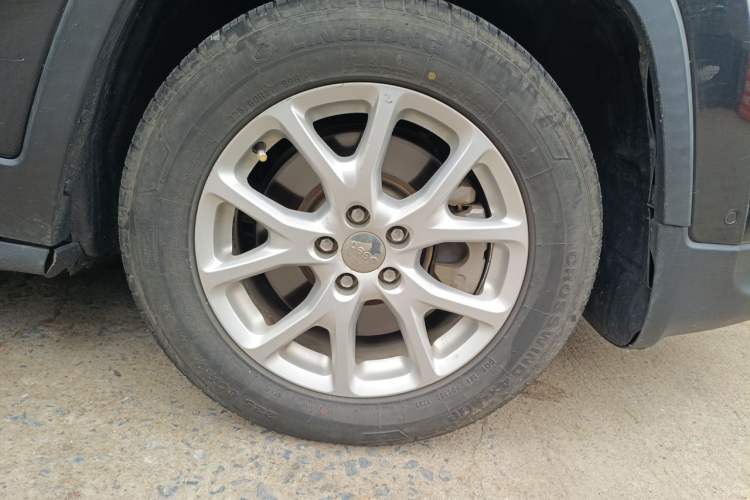 Used Jeep Cherokee 2016 2.0L Superior Edition Right Front Wheel Hub