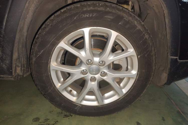 Used Jeep Cherokee 2016 2.0L Superior Edition Right Front Wheel Hub