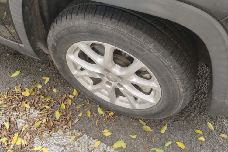 Used Jeep Cherokee 2016 2.0L Superior Edition Right Front Wheel Hub