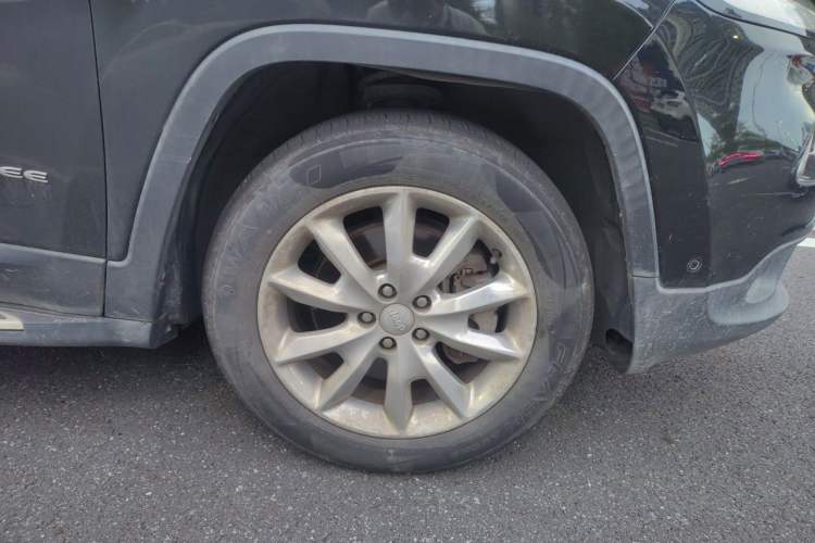 Used Jeep Cherokee 2016 2.4L Superior Edition Right Front Wheel Hub