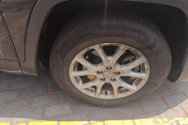 Used Jeep Cherokee 2016 2.4L Professional Edition Right Front Wheel Hub