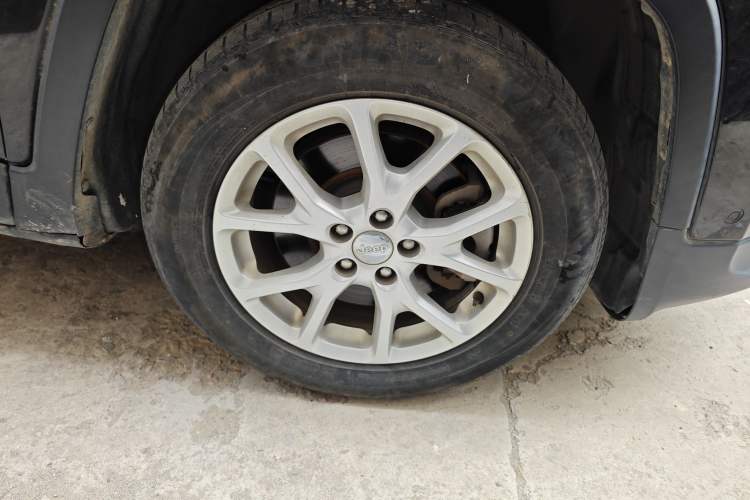 Used Jeep Cherokee 2016 2.0L Superior Edition Right Front Wheel Hub