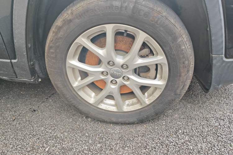 Used Jeep Cherokee 2016 2.0L Superior Edition Right Front Wheel Hub