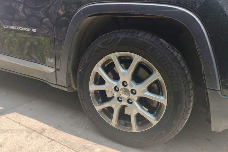 Used Jeep Cherokee 2016 2.4L Leading Edition Right Front Wheel Hub