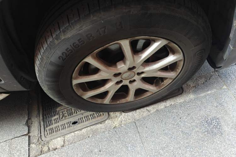 Used Jeep Cherokee 2016 2.4L Professional Smart Version Right Front Wheel Hub