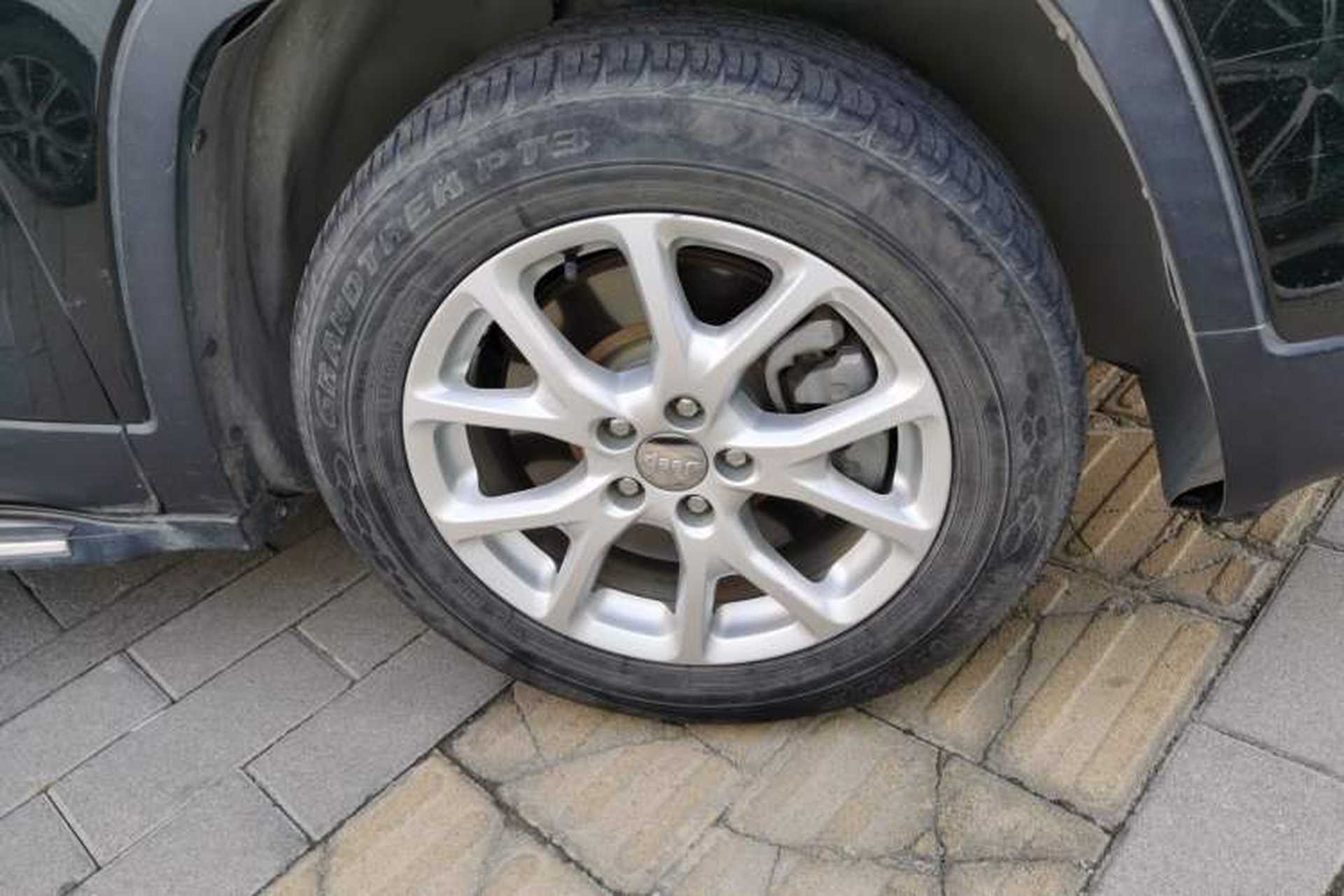 Used Jeep Cherokee 2016 2.0L Superior Edition Right Front Wheel Hub