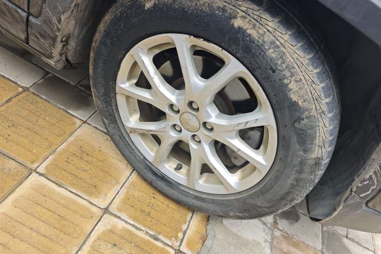 Used Jeep Cherokee 2016 2.4L Leading Smart Version Right Front Wheel Hub