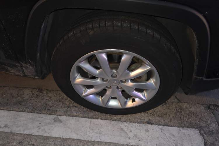 Used Jeep Cherokee 2016 2.4L Superior Edition Right Front Wheel Hub