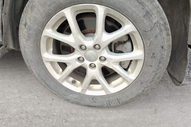 Used Jeep Cherokee 2016 2.0L Superior Edition Right Front Wheel Hub