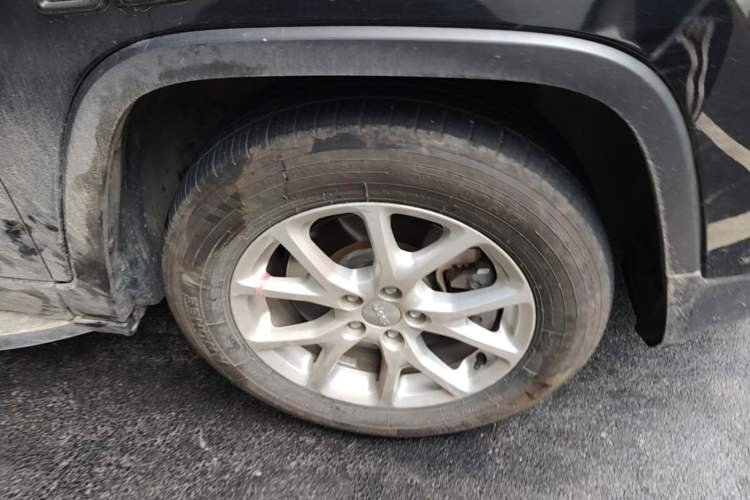 Used Jeep Cherokee 2016 2.0L Superior Edition Right Front Wheel Hub