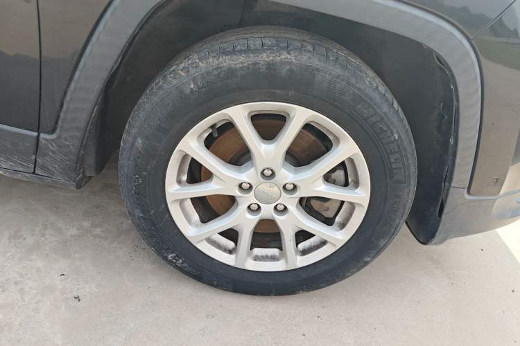 Used Jeep Cherokee 2016 2.0L Superior Edition Right Front Wheel Hub