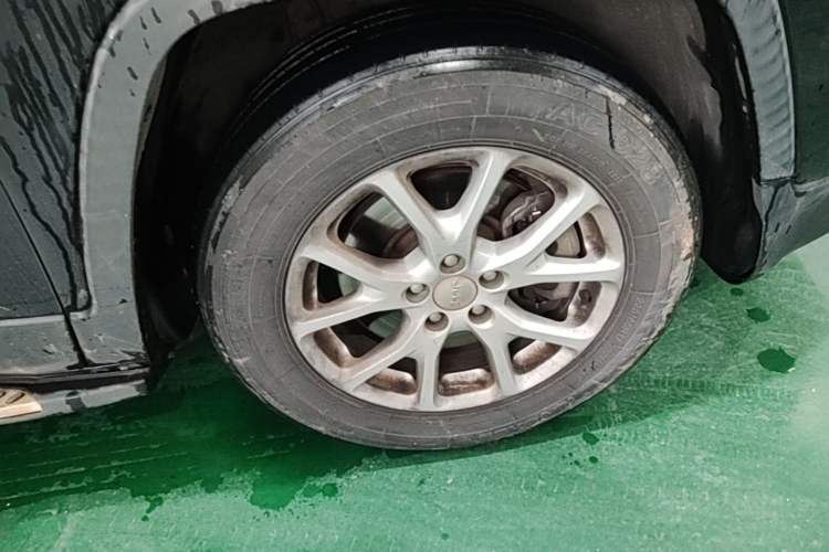 Used Jeep Cherokee 2016 2.4L Professional Smart Version Right Front Wheel Hub