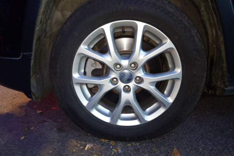 Used Jeep Cherokee 2016 2.0L Superior Edition Right Front Wheel Hub