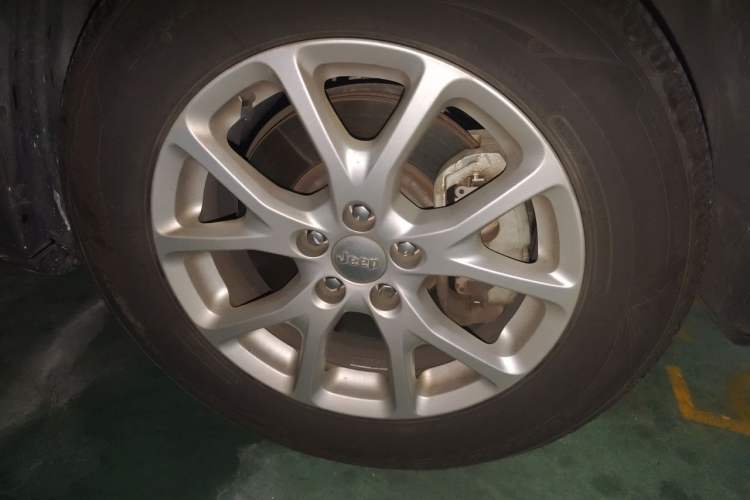 Used Jeep Cherokee 2016 2.4L Professional Smart Version Right Front Wheel Hub