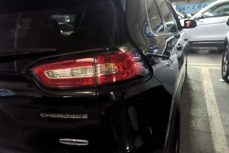 Used Jeep Cherokee 2016 2.0L Superior Edition Right Rear Taillight